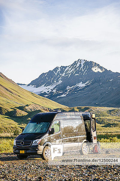 Ein Mercedes Sprinter Van ist abseits der Straße in Alaska  USA  geparkt