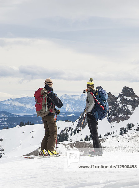 Zwei Skifahrer in der Nähe des Gipfels von Castle Peak in der Sierra Nevada  USA