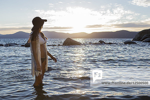 Frau stehend im Wasser während Sonnenuntergang am Lake Tahoe  Nevada  USA