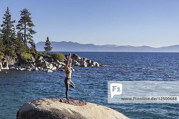 Frau macht Übung am Lake Tahoe  Nevada  USA