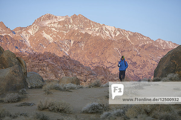 Mann beim Wandern in den Alabama Hills am Fuße der Sierra Nevada