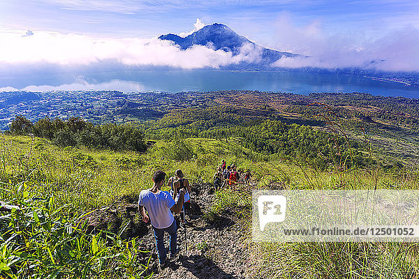 Gruppe von Wanderern Wandern auf der Caldera des Vulkans von Batur