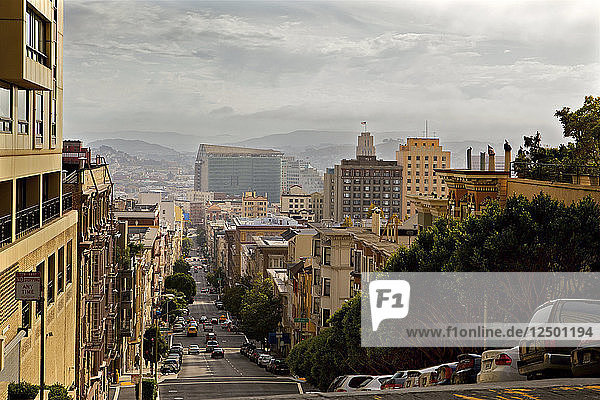 Straße auf einem Hügel in San Francisco  Kalifornien  Vereinigte Staaten
