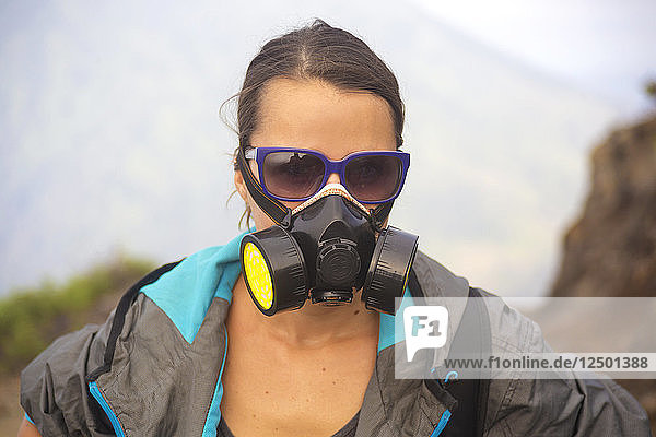 Nahaufnahme der jungen Frau mit Gasmaske im Vulkan Kawah Ijen