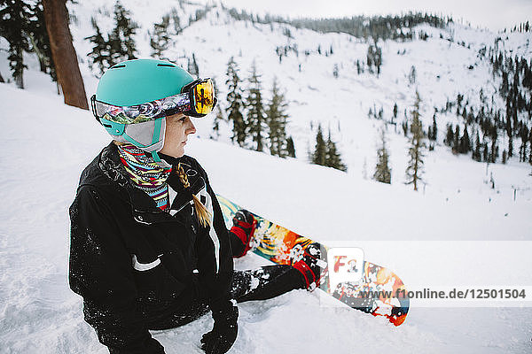 Eine Frau beim Snowboarden in Lake Tahoe