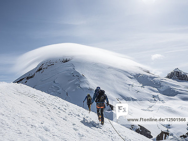 Zwei Bergsteiger wandern vom Gipfel des Colfax Peak
