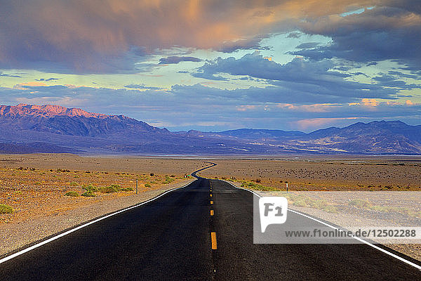 Leere Straße durch die Wüste  Death Valley  Kalifornien  Vereinigte Staaten