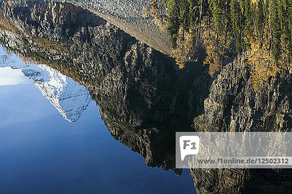 Blick auf die Reflexion des Mount Assiniboine im See