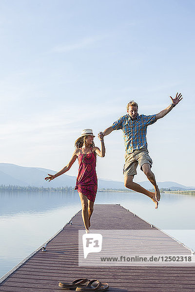 Junges Paar läuft auf dem Dock am Lake Pend Oreille  Sandpoint  Idaho