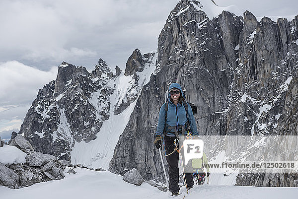 Eine Frau klettert auf einem Gletscher in der kleinen Schweiz im Denali National Park