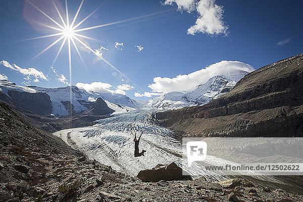 Ein Mann springt vor einem Gletscher  Mount Robson Provincial Park  British Columbia  Kanada