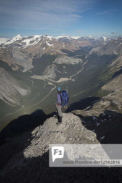 Wanderer  der auf dem Felsen steht und den Berg Cirrus in Alberta  Kanada  erkundet