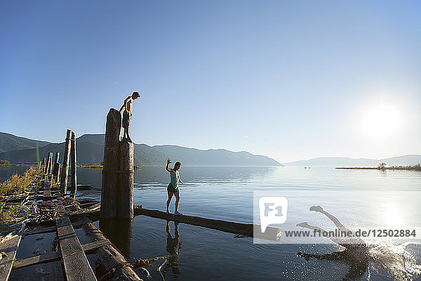 Eine Gruppe von Freunden springt und spielt im Wasser. Lake Pend Oreille  Sandpoint  Idaho.
