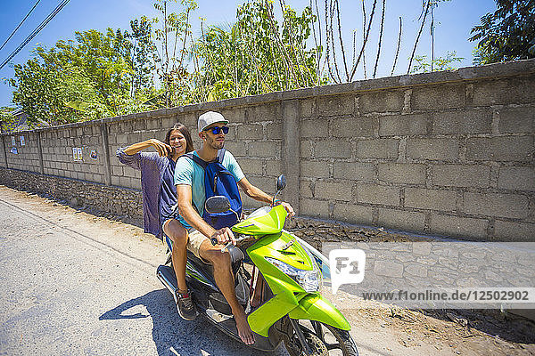 Glückliches junges Paar auf Motorrad