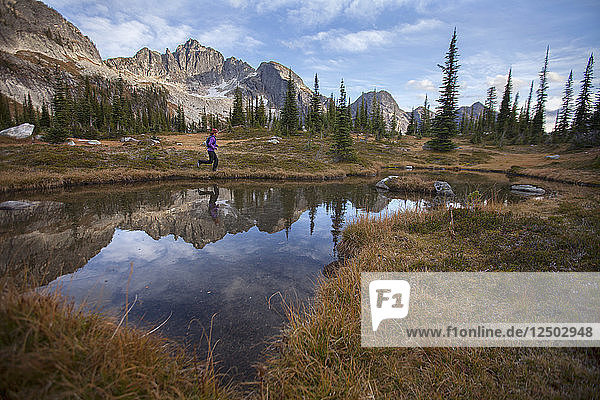 Eine Frau beim Trailrunning in der Drinnon Pass Area  Kanada