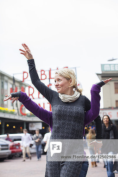 Katie Cox als Vishnu in der Innenstadt von Seattle.