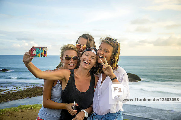 Freunde machen ein Selfie an der Meeresküste