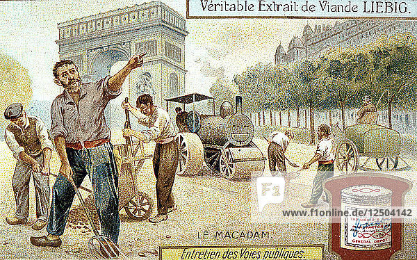 Verlegung einer Macadam-Straßenoberfläche und Verdichtung mit einer Dampfwalze  Paris  um 1900 Künstler: Unbekannt