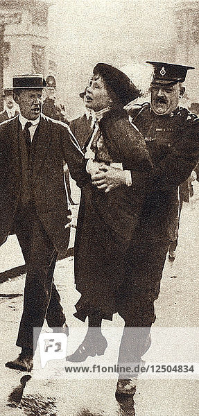 Emmeline Pankhurst wird von Superintendent Rolfe vor dem Buckingham Palace verhaftet  London  Mai 1914. Künstler: Unbekannt
