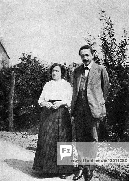 Albert Einstein  deutsch-schweizerischer theoretischer Physiker  mit seiner ersten Frau Mileva  um 1905 Künstler: Unbekannt