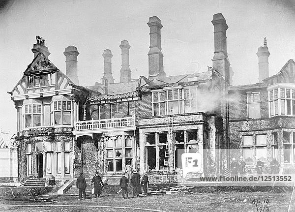 Das Haus von Arthur du Cros in St Leonards  Hastings  das von Suffragetten niedergebrannt wurde  April 1913. Künstler: Unbekannt