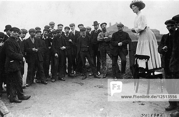 Una Dugdale spricht vor einer kleinen Gruppe von Männern bei den Nachwahlen in Newcastle  September 1908. Künstler: Unbekannt