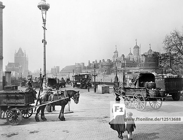 Fuhrwerke vor dem Tower of London  um 1930. Künstler: George Davison Reid