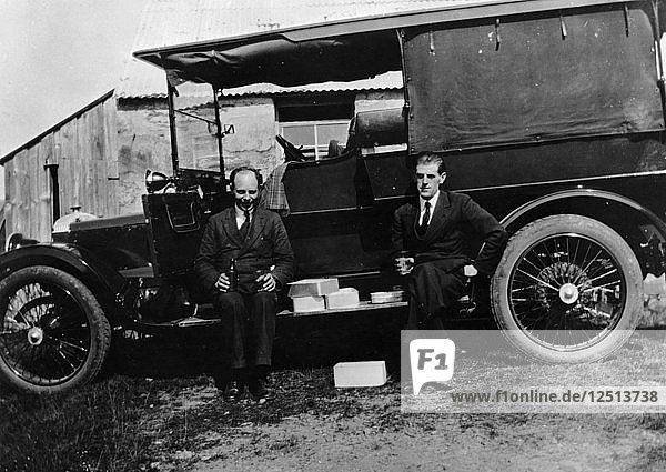 Zwei Männer mit einem Daimler Shooting Brake  1914. Künstler: Unbekannt