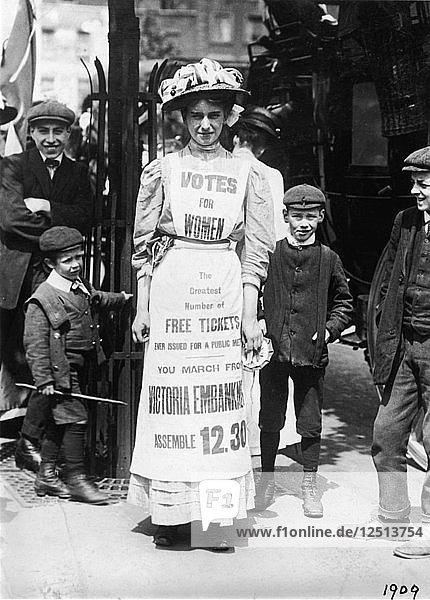 Suffragette wirbt für einen Marsch zur Unterstützung des Frauenwahlrechts  Strand  London  um 1909. Künstler: Unbekannt