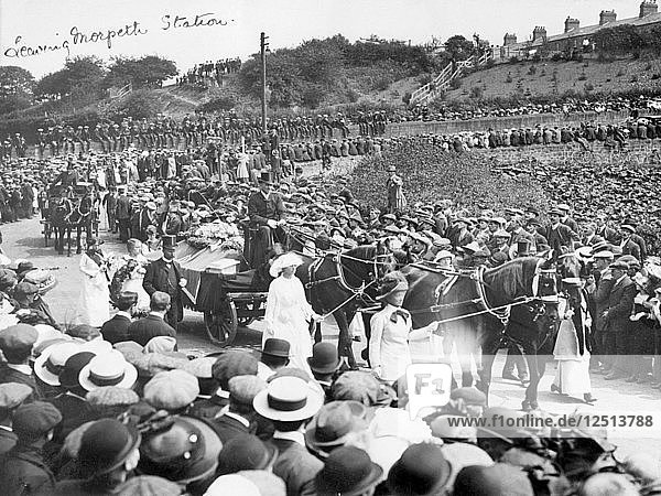 Eine große Menschenmenge beobachtet den Trauerzug von Emily Wilding Davisons am 15. Juni 1913. Künstler: Unbekannt
