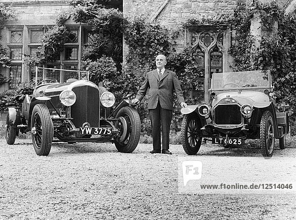 WO Bentley steht zwischen zwei seiner Autos. Künstler: Unbekannt