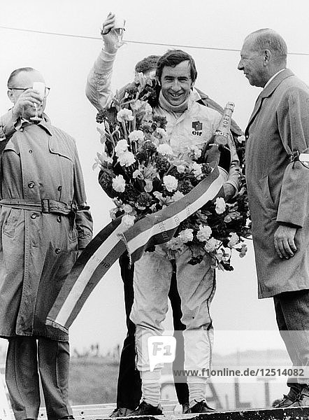 Jackie Stewart feiert seinen Sieg beim Großen Preis der Niederlande  Zandvoort  1968. Künstler: Unbekannt