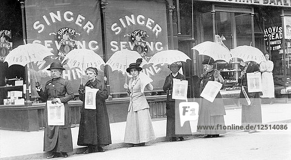 Eine Sonnenschirm-Parade  die die Zeitung The Suffragette verkauft  Brighton  Sussex  1914. Künstler: Unbekannt
