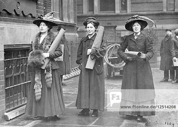Drei Suffragetten bereiten sich darauf vor  sich an das Geländer zu ketten  1909. Künstler: Unbekannt