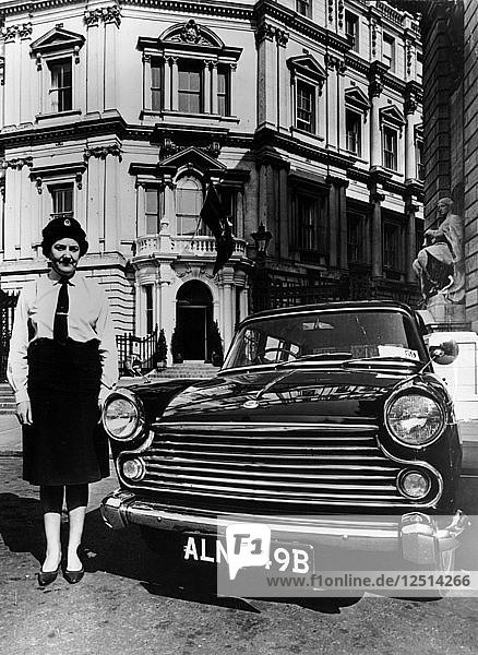 Weiblicher Chauffeur neben einem Morris Oxford von 1964  1964. Künstler: Unbekannt