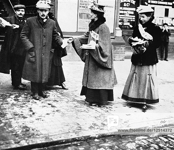 Suffragetten beim Verteilen von Flugblättern  London  Oktober 1907. Künstler: Unbekannt