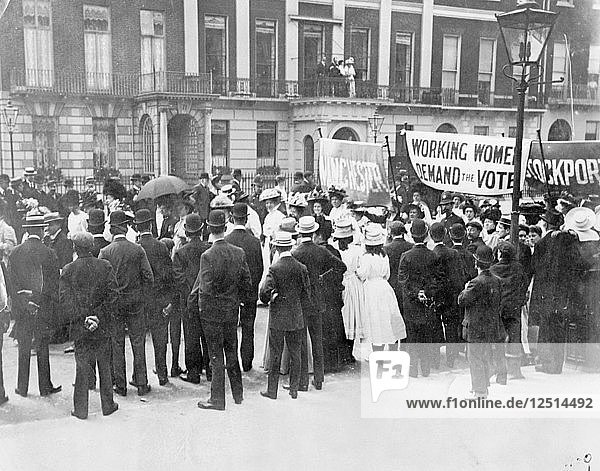 Prozession am Frauensonntag  21. Juni 1908. Künstler: Unbekannt