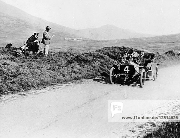 Charles Rolls auf dem Weg zum Sieg beim TT-Rennen auf der Isle of Man in einem 20 PS starken Rolls-Royce  1906. Künstler: Unbekannt