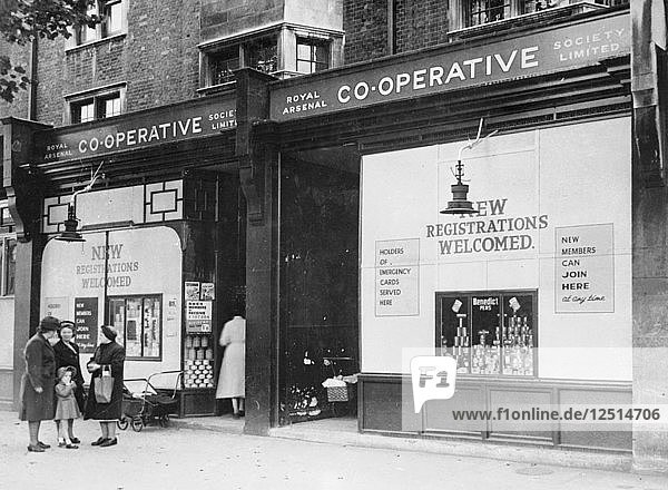 Außenansicht der Royal Arsenal Co-operative Society Ltd  Old Kent Road  London  1946. Künstler: Unbekannt
