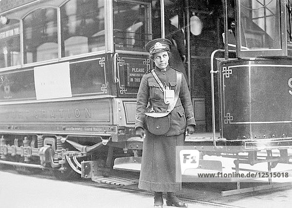 Eine Straßenbahnschaffnerin in ihrer Winteruniform  möglicherweise in Glasgow  1915. Künstler: Unbekannt