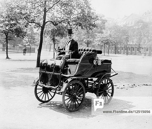Roger Wallace in seinem Elektroauto  1899. Künstler: Unbekannt