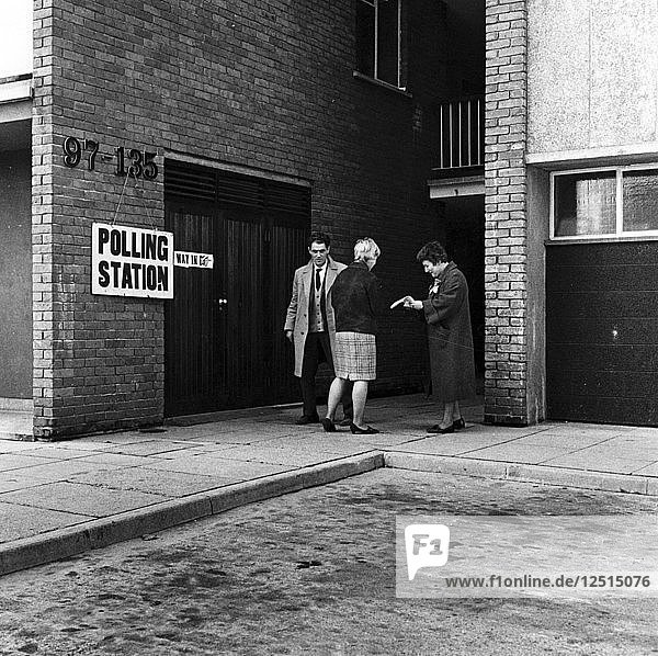 Menschen beim Betreten eines Wahllokals  London  1964. Künstler: Henry Grant
