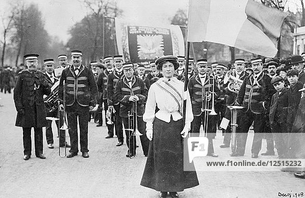 Daisy Dugdale führt die Prozession zur Begrüßung von Emmeline und Christabel Pankhurst an  London  1908. Künstler: Unbekannt