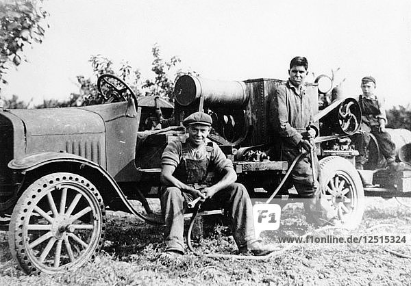 Landarbeiter mit Traktor  (ca. 1930er Jahre). Künstler: Unbekannt