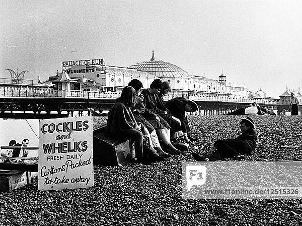 Brighton Beach  East Sussex  Mitte der 1960er Jahre. Künstler: Henry Grant