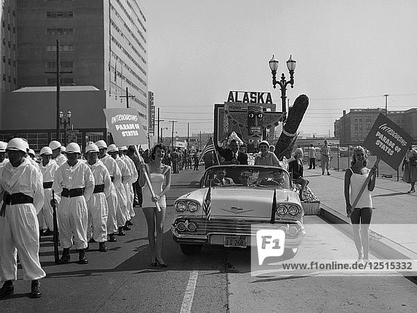 Modelle und ein Cadillac bei einer Parade  USA  (um 1959?). Künstler: Unbekannt