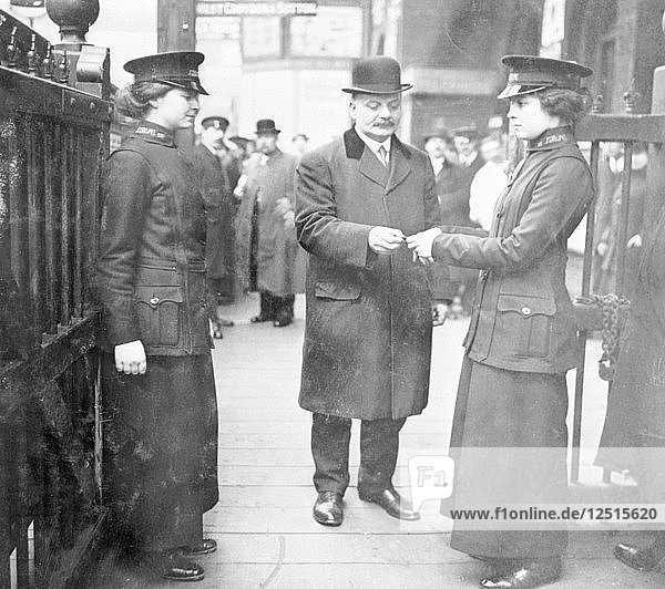 Fahrkartensammlerinnen  London Bridge Station  London  Mai 1915. Künstler: Unbekannt