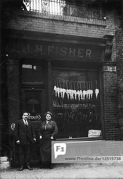 Polnische Juden vor ihrem Regenschirmgeschäft in Hackney  London  um 1910. Künstler: Unbekannt