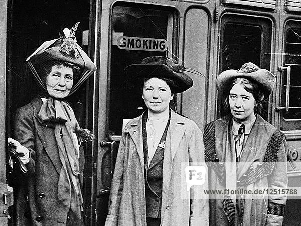 Emmeline  Christabel und Sylvia Pankhurst  Waterloo Station  London  1911. Künstler: Unbekannt