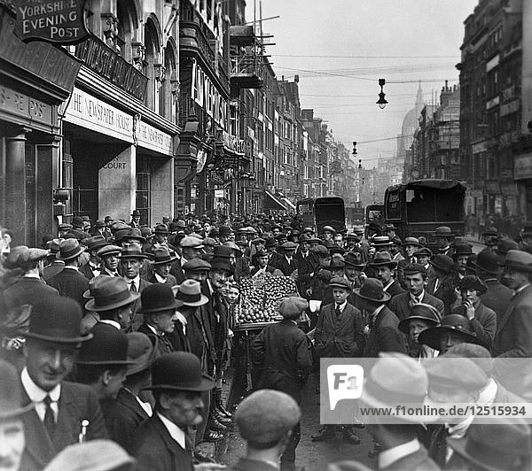 Menschenmenge vor dem Newspaper House  Fleet Street  Blick nach Osten  City of London  vor 1933. Künstler: George Davison Reid